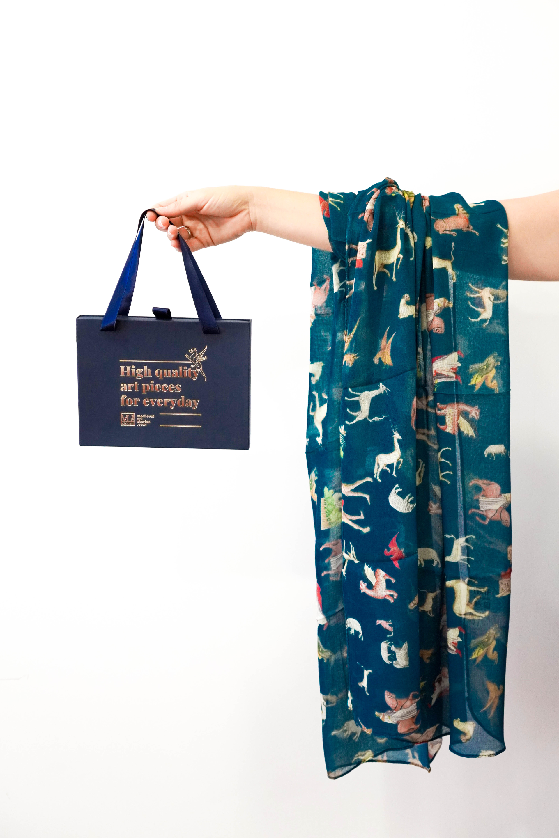 Schal: Mittelalterliche fantastische Tiere ★ Universal Art Group