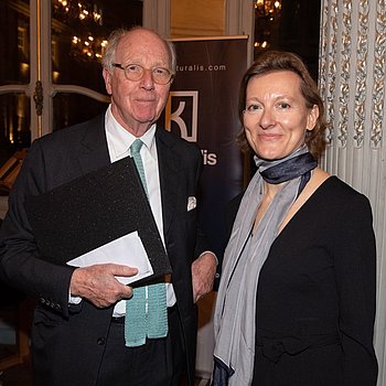 Julian Platt gemeinsam mit Charlotte Kramer beim Kulturalis Launch im Savile Club in London ★ Universal Art Group