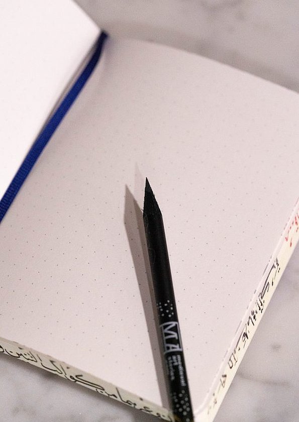 Merchandise Notizbuch aufgeschlagen und Magnetstift ★ Universal Art Group