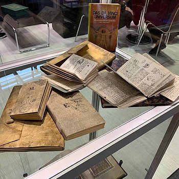 FBM 2023, Frankfurter Buchmesse 2023. Blick ins Faksimile "Die Pariser Notizbücher des Leonardo da Vincis" ★ Universal Art Group