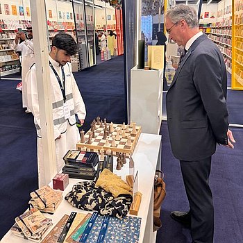Am Messestand bei Verlag Müller und Schindler, Faksimile Verlag und Treccani. Eindrücke aus Riad, Saudi-Arabien während der Internationalen Buchmesse RIBF 2023 ★ Universal Art Group