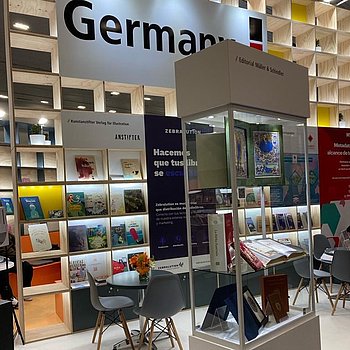 FIL 2023: Glasvitrine des Faksimile Verlags und des Verlags Müller und Schindler am Deutschen Gemeinschaftsstand auf der Buchmesse in Guadalajara, Mexiko ★ Universal Art Group