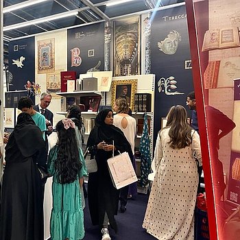 Am Messestand bei Verlag Müller und Schindler, Faksimile Verlag und Treccani. Eindrücke aus Riad, Saudi-Arabien während der Internationalen Buchmesse RIBF 2023 ★ Universal Art Group