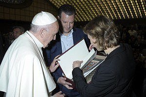 Charlotte Kramer übergibt die Bibel der Barmherzigkeit faksimiliert an den Papst ★ Universal Art Group