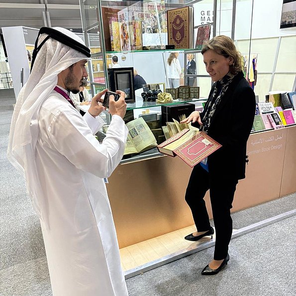 ADIBF 2025 - Buchmesse in Abu Dhabi, UAE - am Messestand ★ Universal Art Group
