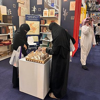 Am Messestand bei Verlag Müller und Schindler, Faksimile Verlag und Treccani. Eindrücke aus Riad, Saudi-Arabien während der Internationalen Buchmesse RIBF 2023 ★ Universal Art Group