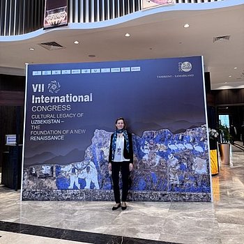 Eindrücke aus Samarkand, Usbekistan während dem 7. Internationalen Kongress „Cultural Legacy of Uzbekistan“. Verlegerin Charlotte Kramer vor der Kongresstafel. ★ Universal Art Group