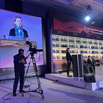 Eindrücke aus Samarkand, Usbekistan während dem 7. Internationalen Kongress „Cultural Legacy of Uzbekistan“. Unsere Verlegerin Charlotte Kramer auf der Bühne. ★ Universal Art Group