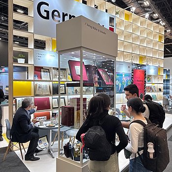 FIL 2024: Glasvitrine des Faksimile Verlags und des Verlags Müller und Schindler am Deutschen Gemeinschaftsstand auf der Buchmesse in Guadalajara, Mexiko ★ Universal Art Group