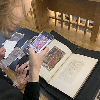Charlotte Kramer vom Verlag Müller und Schindler beim Farbvergleich des Cocharelli Codex in der British Library ★ Universal Art Group