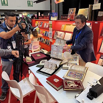 FIL 2024: am spanischen Gemeinschaftsstand mit Eikon Editores auf der Buchmesse in Guadalajara, Mexiko ★ Universal Art Group