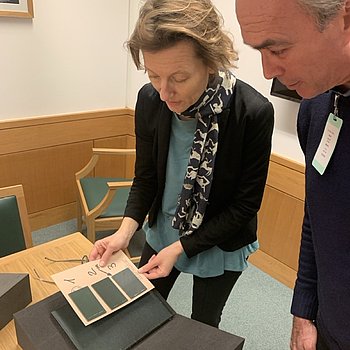 Charlotte Kramer und Alexander Wilhelm vom Verlag Müller und Schindler beim Farbvergleich des Cocharelli Codex in der British Library ★ Universal Art Group