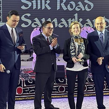 Eindrücke aus Samarkand, Usbekistan während dem 7. Internationalen Kongress „Cultural Legacy of Uzbekistan“. Unsere Verlegerin Charlotte Kramer bei der Entgegennahme des Preises.★ Universal Art Group