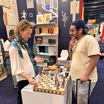 Am Messestand bei Verlag Müller und Schindler, Faksimile Verlag und Treccani. Eindrücke aus Riad, Saudi-Arabien während der Internationalen Buchmesse RIBF 2023 ★ Universal Art Group