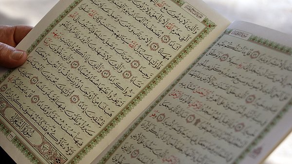 Islamische Buchkunst, aufgeschlagener Koran, Verlag Müller und Schindler ★ Universal Art Group