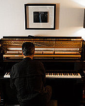 FBM 2020, Frankfurter Buchmesse 2020. Virtual Book Fair. Aperitif Online. The pianist Alejandro Pelayo from the back playing the piano. ★ Universal Art Group