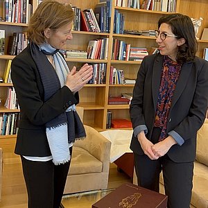 Offizielle Übergabe der Pariser Notizbücher des Leonardo da Vinci an Rima Abdul Malak, Kulturministerin Frankreichs, durch Verlegerin Charlotte Kramer, Faksimile Verlag ★ Universal Art Group