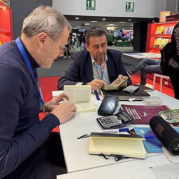 FIL 2024: am spanischen Gemeinschaftsstand mit Eikon Editores auf der Buchmesse in Guadalajara, Mexiko ★ Universal Art Group