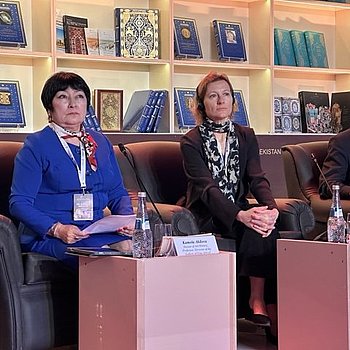 Eindrücke aus Samarkand, Usbekistan während dem 7. Internationalen Kongress „Cultural Legacy of Uzbekistan“. Unsere Verlegerin Charlotte Kramer während der Panel Session auf der Bühne.★ Universal Art Group
