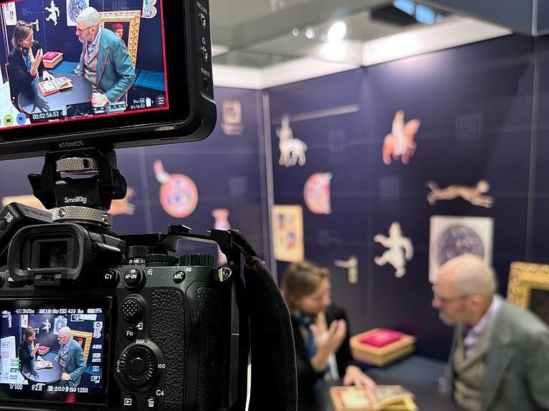 FBM 2023, Frankfurter Buchmesse 2023. Interview mit Verlegerin Charlotte Kramer durchgeführt von Andrej Pfeiffer-Perkuhn vom GeschichtsFenster ★ Universal Art Group