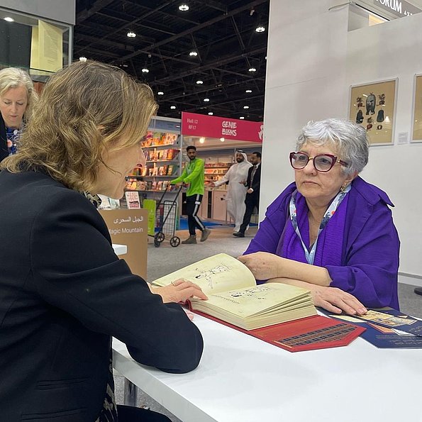 ADIBF 2025 - Buchmesse in Abu Dhabi, UAE - Charlotte Kramer im Gespräch am Deutschen Gemeinschaftsstand ★ Universal Art Group