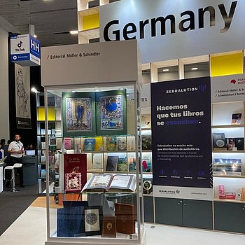 FIL 2023: Glasvitrine des Faksimile Verlags und des Verlags Müller und Schindler am Deutschen Gemeinschaftsstand auf der Buchmesse in Guadalajara, Mexiko ★ Universal Art Group
