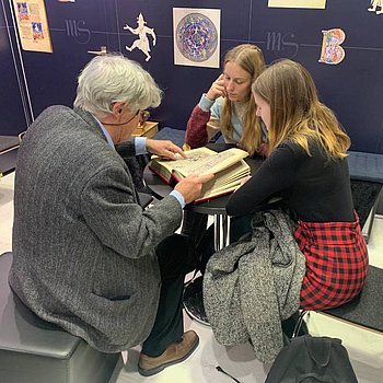 FBM 2023, Frankfurter Buchmesse 2023. Prof. Eberhard König teilt sein Wissen mit der Jugend. ★ Universal Art Group
