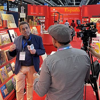 FIL 2024: am spanischen Gemeinschaftsstand mit Eikon Editores auf der Buchmesse in Guadalajara, Mexiko ★ Universal Art Group