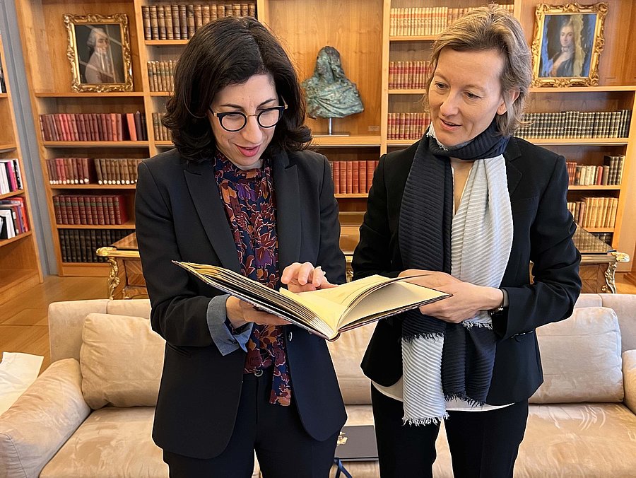 Offizielle Übergabe der Pariser Notizbücher des Leonardo da Vinci an Rima Abdul Malak, Kulturministerin Frankreichs, durch Verlegerin Charlotte Kramer, Faksimile Verlag ★ Universal Art Group