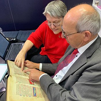 FBM 2023, Frankfurter Buchmesse 2023. Dr. Dieter Röschel gemeinsam mit Isolde Bacher und dem Faksimile "Von Pflanzen und Tieren - ein mittelalterliches Hausbuch" ★ Universal Art Group