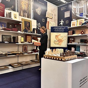 Am Messestand bei Verlag Müller und Schindler, Faksimile Verlag und Treccani. Eindrücke aus Riad, Saudi-Arabien während der Internationalen Buchmesse RIBF 2023 ★ Universal Art Group