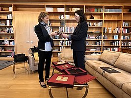 Offizielle Übergabe der Pariser Notizbücher des Leonardo da Vinci an Rima Abdul Malak, Kulturministerin Frankreichs, durch Verlegerin Charlotte Kramer, Faksimile Verlag ★ Universal Art Group