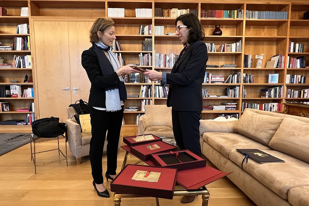 Offizielle Übergabe der Pariser Notizbücher des Leonardo da Vinci an Rima Abdul Malak, Kulturministerin Frankreichs, durch Verlegerin Charlotte Kramer, Faksimile Verlag ★ Universal Art Group