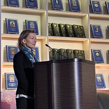 Eindrücke aus Samarkand, Usbekistan während dem 7. Internationalen Kongress „Cultural Legacy of Uzbekistan“. Unsere Verlegerin Charlotte Kramer bei ihrer Ansprache.★ Universal Art Group