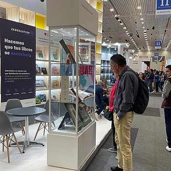 FIL 2023: Glasvitrine des Faksimile Verlags und des Verlags Müller und Schindler am Deutschen Gemeinschaftsstand auf der Buchmesse in Guadalajara, Mexiko. Die Faksimile und edlen Einzelseiten werden von Besuchern bewundert. ★ Universal Art Group
