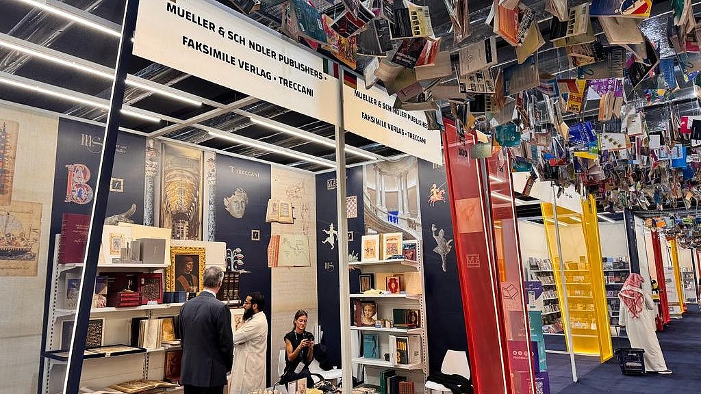 Am Messestand bei Verlag Müller und Schindler, Faksimile Verlag und Treccani. Eindrücke aus Riad, Saudi-Arabien während der Internationalen Buchmesse RIBF 2023 ★ Universal Art Group
