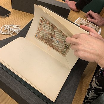 Verlag Müller und Schindler beim Farbvergleich des Cocharelli Codex in der British Library ★ Universal Art Group
