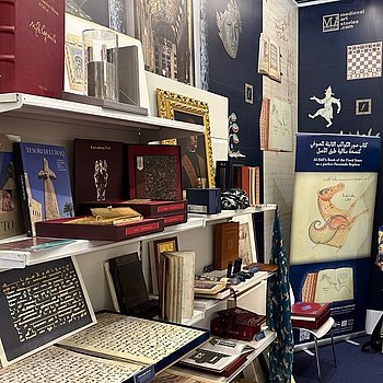 Am Messestand bei Verlag Müller und Schindler, Faksimile Verlag und Treccani. Eindrücke aus Riad, Saudi-Arabien während der Internationalen Buchmesse RIBF 2023 ★ Universal Art Group