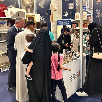 Am Messestand bei Verlag Müller und Schindler, Faksimile Verlag und Treccani. Eindrücke aus Riad, Saudi-Arabien während der Internationalen Buchmesse RIBF 2023 ★ Universal Art Group