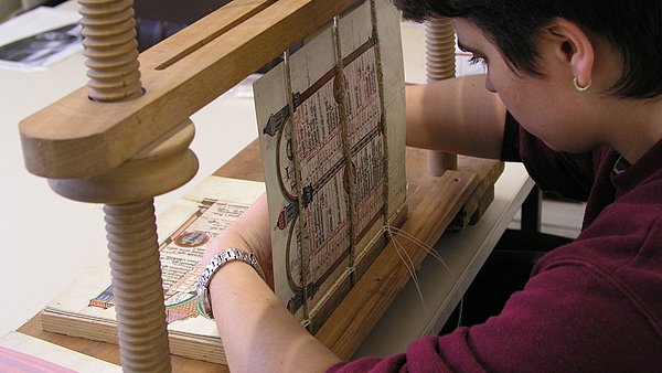 Buchbindekunst, Traditionelles Handwerk, Handarbeit, Meisterwerke ★ der Universal Art Group